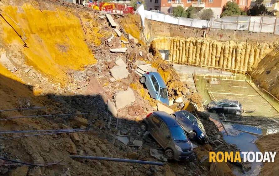 Crollo strada caduta autovetture macchine a Balduina Roma