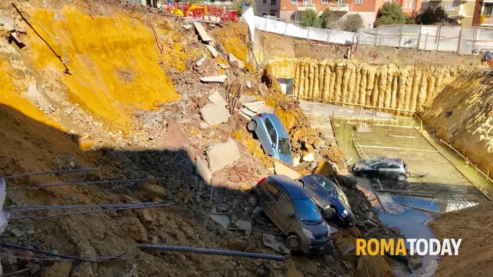 Crollo strada caduta autovetture macchine a Balduina Roma